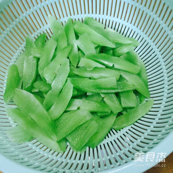 <a href=/shicai/shucai/WoSun/index.html target=_blank><u>莴笋</u></a>炒肾球的做法