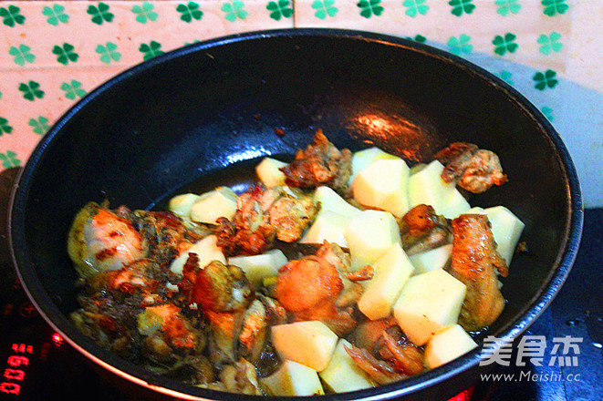 小鸡炖<a href=/shicai/shucai/MoGu/index.html target=_blank><u>蘑菇</u></a>的做法