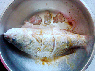 剁椒蒸<a href=/shicai/shuichanpin/LuYu/index.html target=_blank><u>鲈鱼</u></a>