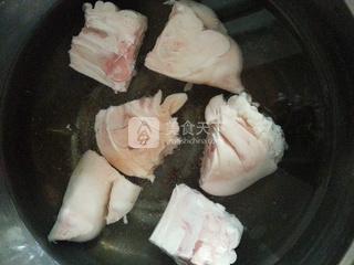 莲<a href=/shicai/shucai/Ou/index.html target=_blank><u>藕</u></a>炖猪手