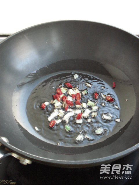 炒螺旋莜面鱼的做法