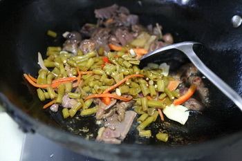 酸<a href=/shicai/shucai/DouJiao/index.html target=_blank><u>豆角</u></a>炒<a href=/shicai/rouqin/JiZa/index.html target=_blank><u>鸡杂</u></a>步骤3