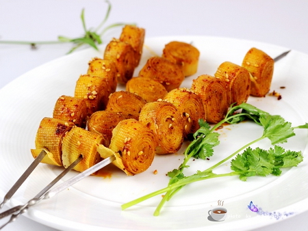 香烤<a href=/shicai/mimian/DouPi/index.html target=_blank><u>豆皮</u></a>卷