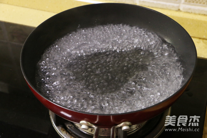 广式腊肠煲仔饭的做法