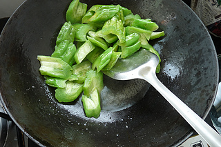 <a href=/shicai/shucai/BaiHe/index.html target=_blank><u>百合</u></a><a href=/shicai/shucai/KuGua/index.html target=_blank><u>苦瓜</u></a>炒<a href=/shicai/rouqin/NiuRou/index.html target=_blank><u>牛肉</u></a>