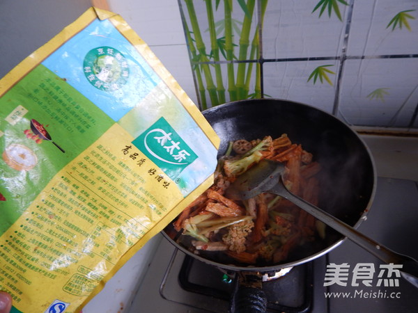 干锅<a href=/shicai/mimian/FuZhu/index.html target=_blank><u>腐竹</u></a>的做法