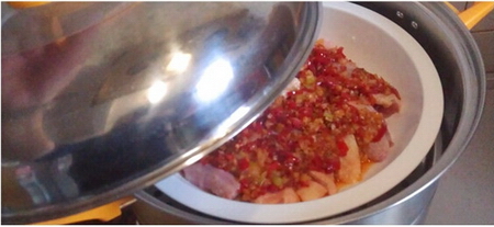 剁<a href=/shicai/shucai/LaJiao/index.html target=_blank><u>辣椒</u></a>蒸鸡剁步骤9