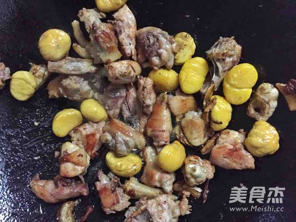 <a href=/shicai/shucai/BanLi/index.html target=_blank><u>板栗</u></a>焖鸡的做法