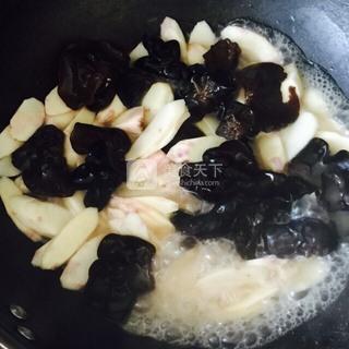 <a href=/shicai/guopin/Tao/index.html target=_blank><u>桃</u></a>仁<a href=/shicai/shucai/ShanYao/index.html target=_blank><u>山药</u></a><a href=/shicai/shucai/MuEr/index.html target=_blank><u>木耳</u></a>