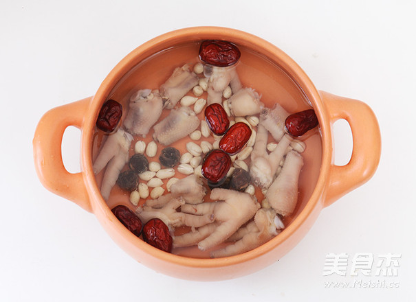 红<a href=/shicai/guopin/Zao/index.html target=_blank><u>枣</u></a><a href=/shicai/guopin/GuiYuan/index.html target=_blank><u>桂圆</u></a><a href=/shicai/guopin/HuaSheng/index.html target=_blank><u>花生</u></a>煲<a href=/shicai/rouqin/JiZha/index.html target=_blank><u>鸡爪</u></a>的做法