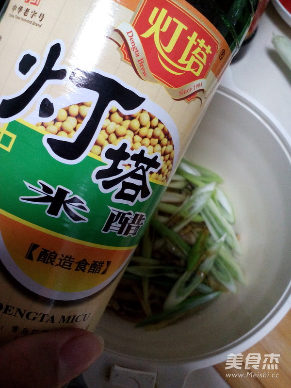 葱拌小<a href=/shicai/shuichanpin/YinYu/index.html target=_blank><u>银鱼</u></a>的做法