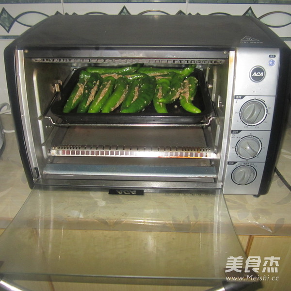 加锅<a href=/shicai/shucai/LaJiao/index.html target=_blank><u>辣椒</u></a>酿肉的做法