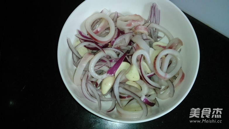 辣炒<a href=/shicai/shuichanpin/YouYu/index.html target=_blank><u>鱿鱼</u></a>圈的做法