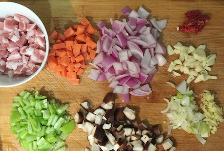 五彩丁炒猫耳朵步骤1