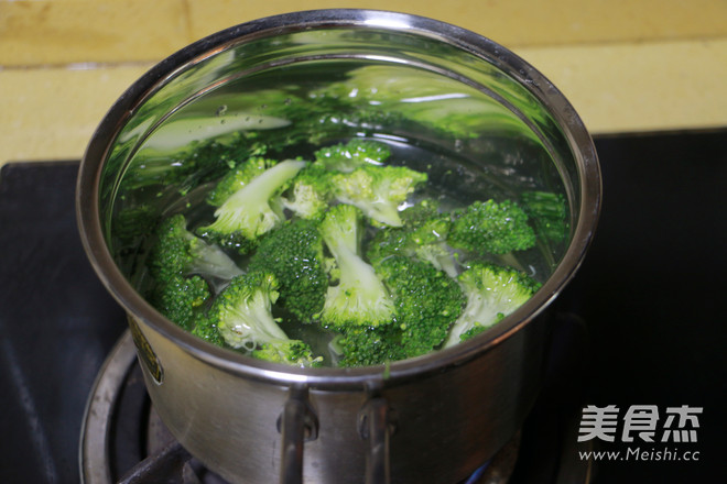 <a href=/shicai/shucai/XiLanHua/index.html target=_blank><u>西兰花</u></a><a href=/shicai/rouqin/HuoTui/index.html target=_blank><u>火腿</u></a>拱蛋的做法