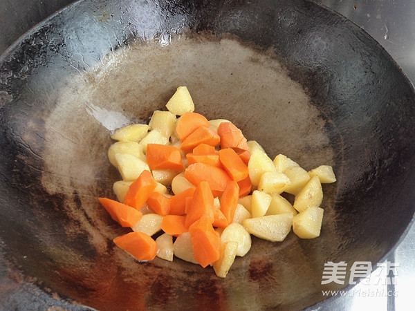 咖喱<a href=/shicai/rouqin/NiuRou/index.html target=_blank><u>牛肉</u></a>丸的做法