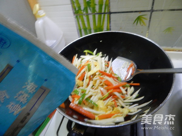 时蔬<a href=/shicai/shucai/JiaoBai/index.html target=_blank><u>茭白</u></a>的做法