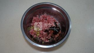 微波炉版<a href=/shicai/shucai/SiGua/index.html target=_blank><u>丝瓜</u></a>酿肉