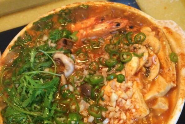 泡菜<a href=/shicai/rouqin/NiuRou/index.html target=_blank><u>牛肉</u></a>火锅怎么做?