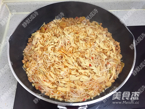 水煮肉末<a href=/shicai/mimian/QianZhang/index.html target=_blank><u>千张</u></a>的做法