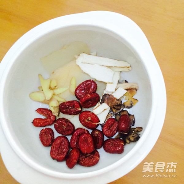 川弓天麻炖<a href=/shicai/shuichanpin/YuYuTou/index.html target=_blank><u>鱼头</u></a>的做法