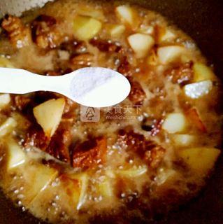 <a href=/shicai/shucai/TuDou/index.html target=_blank><u>土豆</u></a>炖<a href=/shicai/rouqin/NiuRou/index.html target=_blank><u>牛肉</u></a>