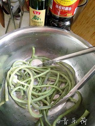 锅贴之<a href=/shicai/shucai/JiangDou/index.html target=_blank><u>豇豆</u></a><a href=/shicai/rouqin/ZhengJi/index.html target=_blank><u>鸡肉</u></a>馅