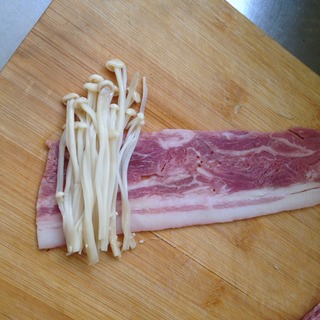 铁板<a href=/shicai/rouqin/PeiGen/index.html target=_blank><u>培根</u></a>金菇卷