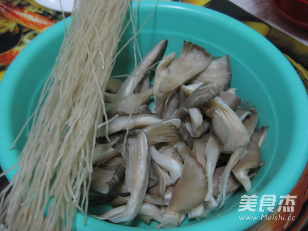 <a href=/shicai/shucai/PingGu/index.html target=_blank><u>平菇</u></a>炖<a href=/shicai/mimian/FenTiao/index.html target=_blank><u>粉条</u></a>的做法