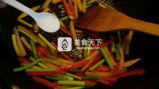 干煸<a href=/shicai/rouqin/NiuRou/index.html target=_blank><u>牛肉</u></a>丝