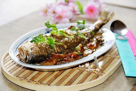 大蒜烧<a href=/shicai/shuichanpin/uangYu/index.html target=_blank><u>黄鱼</u></a>步骤