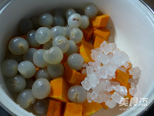 <a href=/shicai/shucai/NanGua/index.html target=_blank><u>南瓜</u></a>煮龙眼的做法