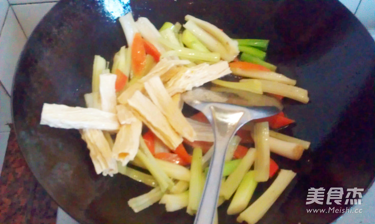 <a href=/shicai/shucai/XiangYu/index.html target=_blank><u>香芋</u></a>烧<a href=/shicai/rouqin/NiuRou/index.html target=_blank><u>牛肉</u></a>的做法