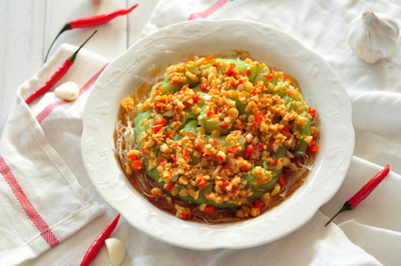 蒜蓉<a href=/shicai/mimian/FenSi/index.html target=_blank><u>粉丝</u></a>蒸<a href=/shicai/shucai/SiGua/index.html target=_blank><u>丝瓜</u></a>的做法