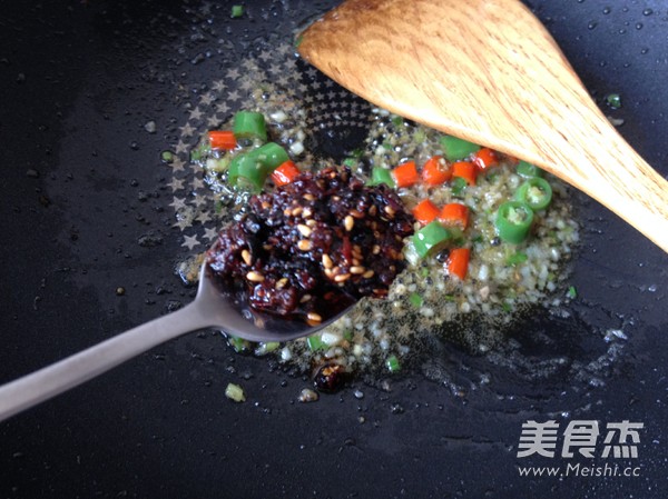 干锅<a href=/shicai/shuichanpin/JiYu/index.html target=_blank><u>鲫鱼</u></a>的做法