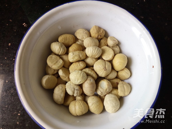 <a href=/shicai/shucai/BanLi/index.html target=_blank><u>板栗</u></a>红烧肉的做法