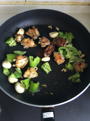 小葱焖<a href=/shicai/rouqin/JiChi/index.html target=_blank><u>鸡翅</u></a>