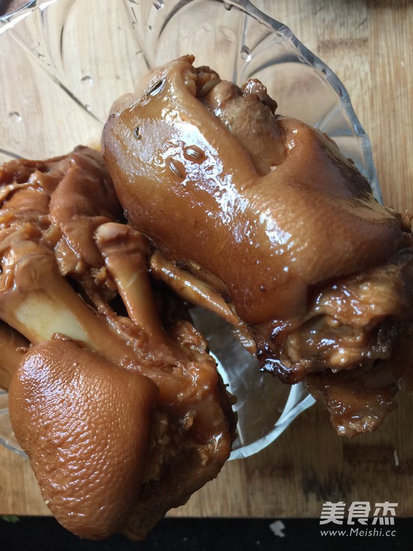 香辣烤<a href=/shicai/rouqin/ZhuTi/index.html target=_blank><u>猪蹄</u></a>的做法