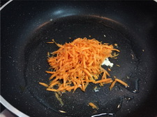 酱焖<a href=/shicai/shucai/HuLuoBo/index.html target=_blank><u>胡<a href=/shicai/shucai/LuoBo/index.html target=_blank><u>萝卜</u></a></u></a>丝<a href=/shicai/mimian/QianZhang/index.html target=_blank><u>千张</u></a>步骤1