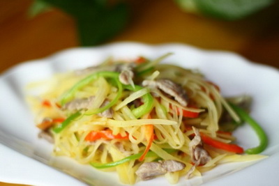 <a href=/shicai/shucai/TuDou/index.html target=_blank><u>土豆</u></a>丝炒肉步骤4