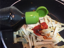 酱焖<a href=/shicai/shucai/HuLuoBo/index.html target=_blank><u>胡<a href=/shicai/shucai/LuoBo/index.html target=_blank><u>萝卜</u></a></u></a>丝<a href=/shicai/mimian/QianZhang/index.html target=_blank><u>千张</u></a>步骤4