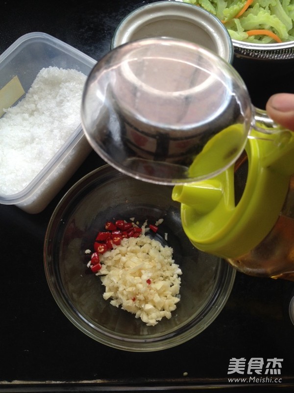 蒜蓉<a href=/shicai/shucai/KuGua/index.html target=_blank><u>苦瓜</u></a>的做法