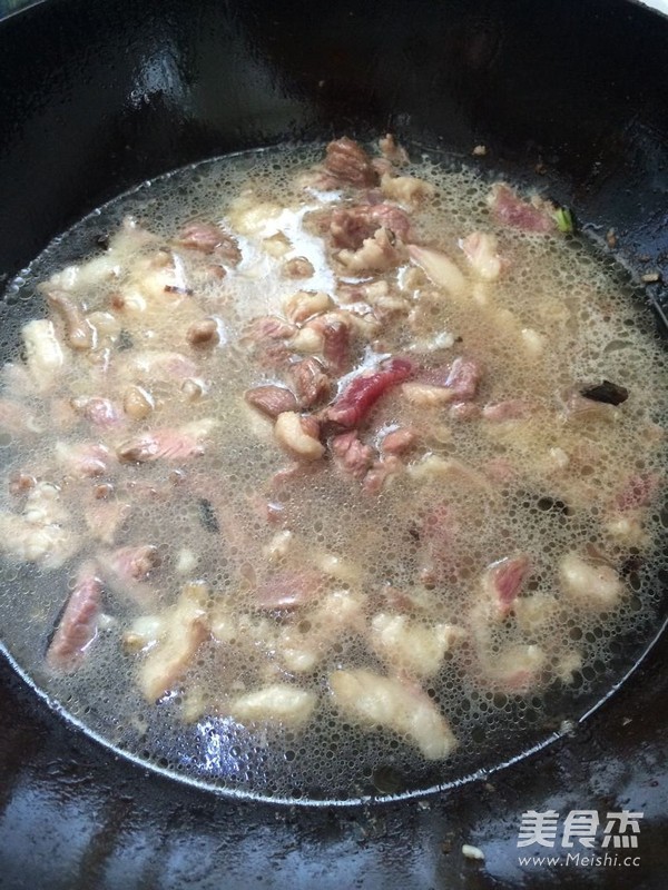 <a href=/shicai/rouqin/YangRou/index.html target=_blank><u>羊肉</u></a>烩火烧的做法