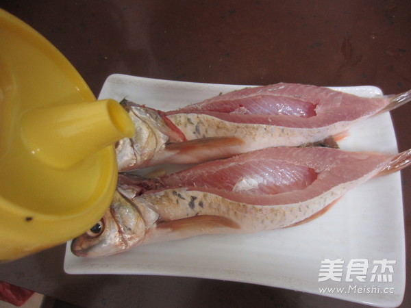 <a href=/shicai/mimian/HuangDou/index.html target=_blank><u>黄豆</u></a>酱蒸<a href=/shicai/shuichanpin/LingYu/index.html target=_blank><u>鲮鱼</u></a>腩的做法