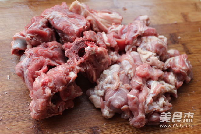 <a href=/shicai/shucai/HuLuoBo/index.html target=_blank><u>胡<a href=/shicai/shucai/LuoBo/index.html target=_blank><u>萝卜</u></a></u></a>炖<a href=/shicai/rouqin/YangRou/index.html target=_blank><u>羊肉</u></a>的做法