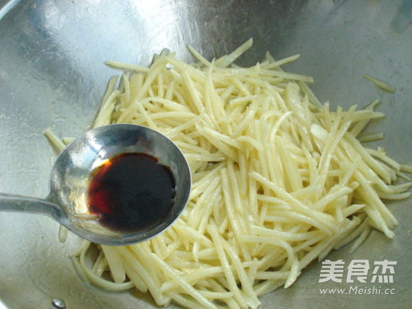 <a href=/shicai/shucai/QingJiao/index.html target=_blank><u>青椒</u></a><a href=/shicai/shucai/TuDou/index.html target=_blank><u>土豆</u></a>丝的做法