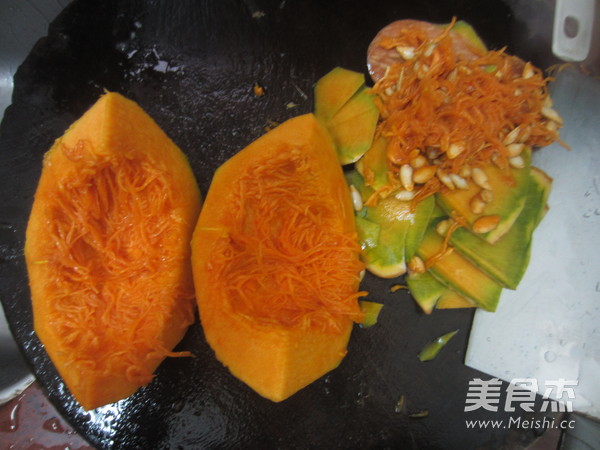 双瓜炒<a href=/shicai/shucai/BaiHe/index.html target=_blank><u>百合</u></a>的做法