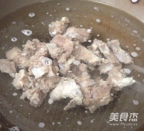 红烧<a href=/shicai/rouqin/PaiGu/index.html target=_blank><u>排骨</u></a>的做法