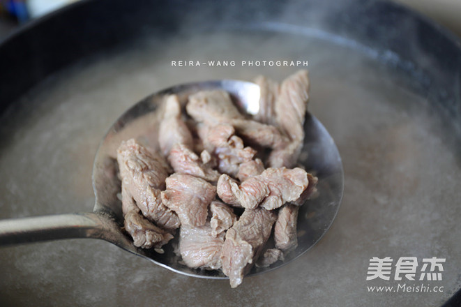 葱爆<a href=/shicai/rouqin/YangRou/index.html target=_blank><u>羊肉</u></a>的做法