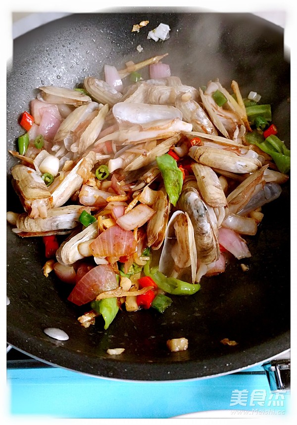 香辣<a href=/shicai/shuichanpin/ChengZi/index.html target=_blank><u>蛏子</u></a>的做法